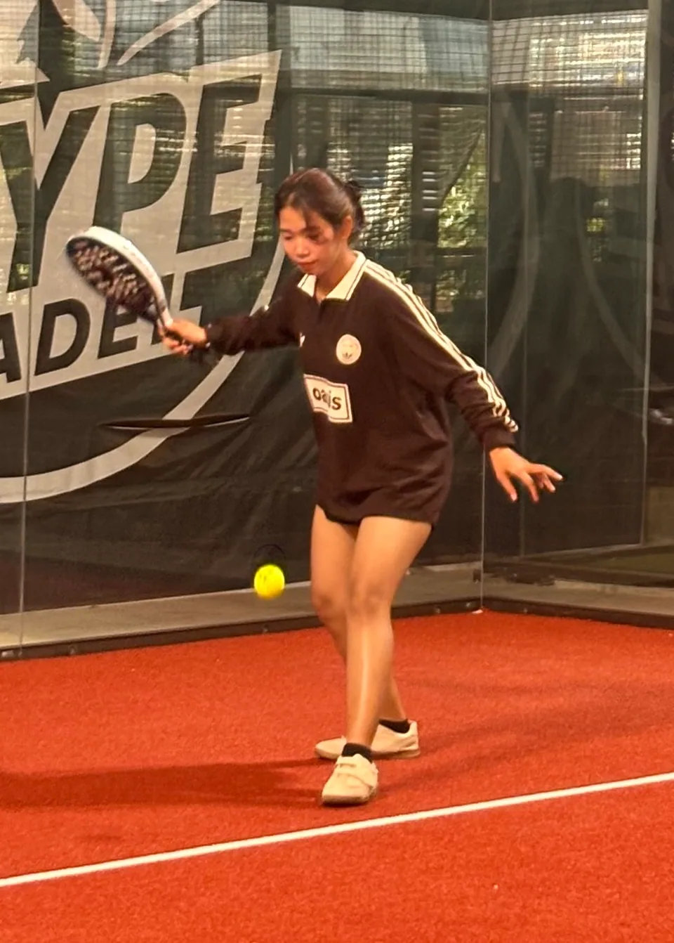 Peserta Teamfluencer Club bermain padel di Hype Padel.
