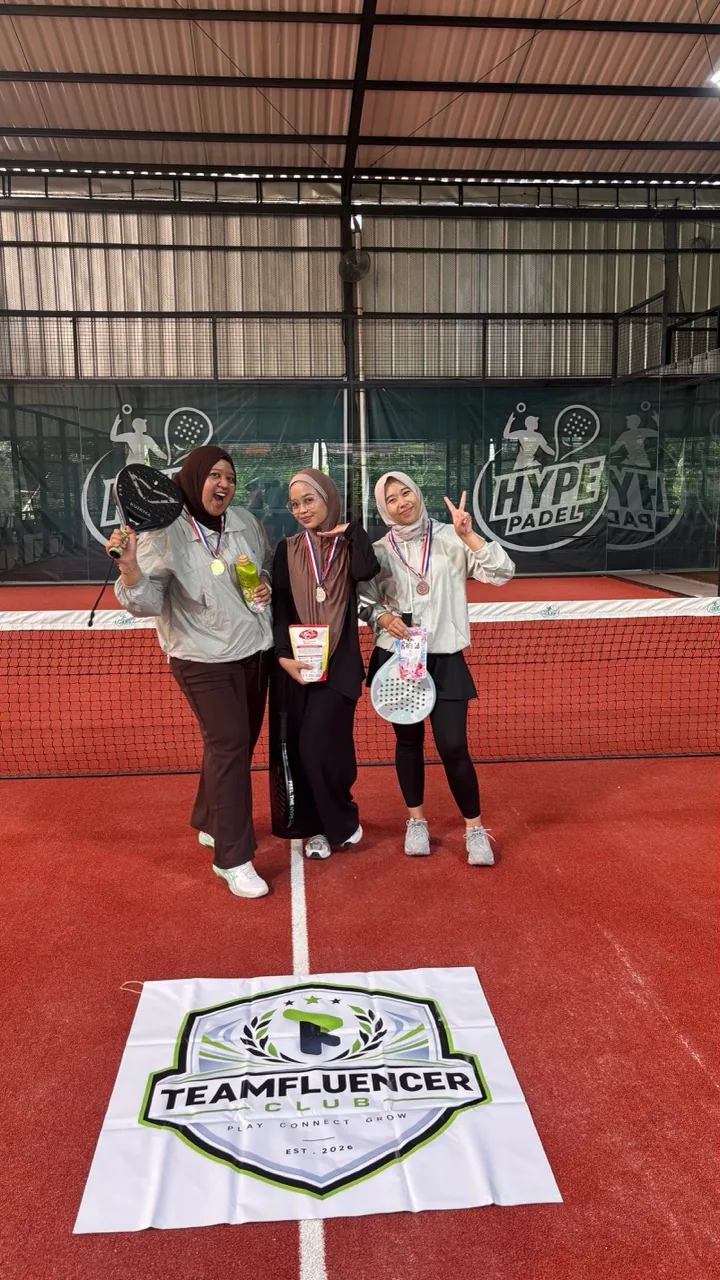 Tiga peserta Teamfluencer Club merayakan kegiatan padel bersama.